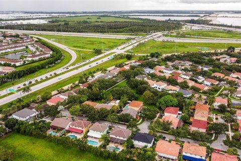 House in Hialeah, Florida 5 bedrooms, 253.44 sq.m. № 1330955 - photo 11