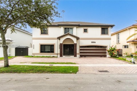 Casa en venta en Hialeah, Florida, 5 dormitorios, 253.44 m2 № 1330955 - foto 1