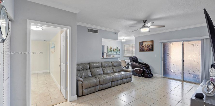 Condo in Pembroke Pines, Florida, 1 bedroom  № 1358944