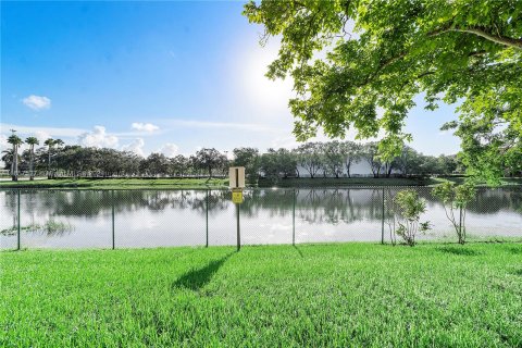 Condo in Pembroke Pines, Florida, 1 bedroom  № 1358944 - photo 27