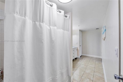 Condo in Pembroke Pines, Florida, 1 bedroom  № 1358944 - photo 21