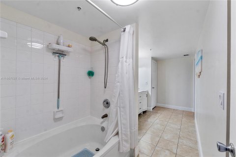 Condo in Pembroke Pines, Florida, 1 bedroom  № 1358944 - photo 22