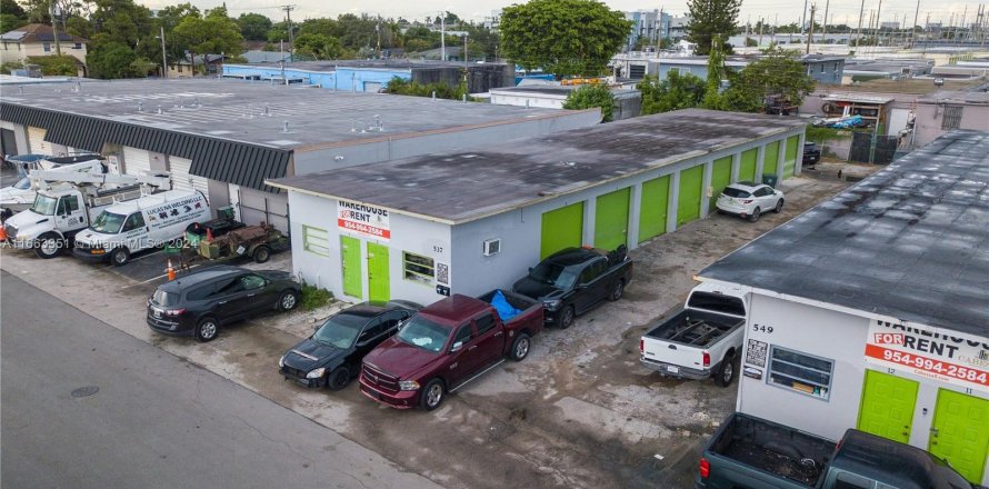 Commercial property in Oakland Park, Florida № 1372859