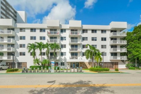 Condominio en alquiler en Miami Beach, Florida, 1 dormitorio, 69.86 m2 № 1060896 - foto 1