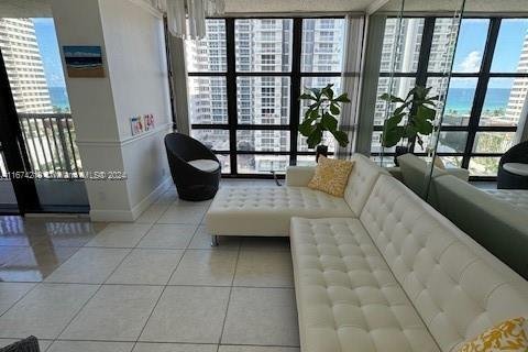 Condominio en alquiler en Hallandale Beach, Florida, 2 dormitorios, 126.35 m2 № 1397591 - foto 13