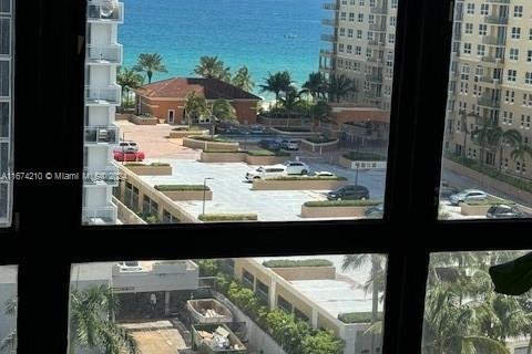 Condominio en alquiler en Hallandale Beach, Florida, 2 dormitorios, 126.35 m2 № 1397591 - foto 1