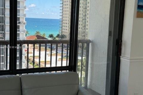 Condominio en alquiler en Hallandale Beach, Florida, 2 dormitorios, 126.35 m2 № 1397591 - foto 2