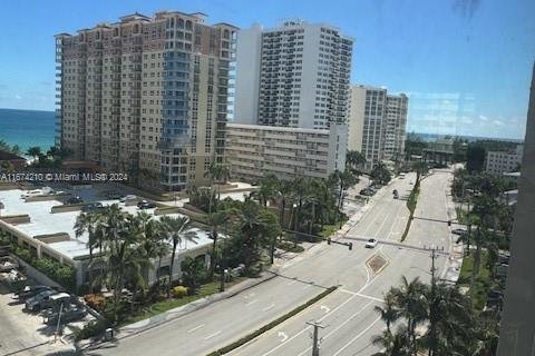 Condominio en alquiler en Hallandale Beach, Florida, 2 dormitorios, 126.35 m2 № 1397591 - foto 6