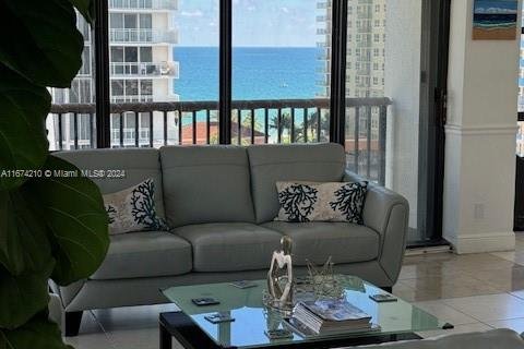 Condominio en alquiler en Hallandale Beach, Florida, 2 dormitorios, 126.35 m2 № 1397591 - foto 3