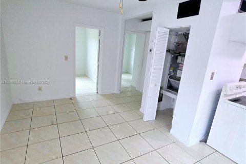 Commercial property in Miami, Florida 143.81 sq.m. № 1060757 - photo 25