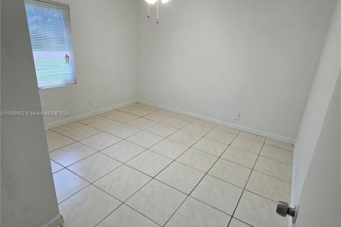 Commercial property in Miami, Florida 143.81 sq.m. № 1060757 - photo 12