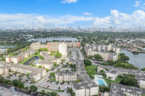 Copropriété à vendre à Miami, Floride: 2 chambres, 155.52 m2 № 1093327 - photo 6