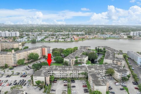 Condo in Miami, Florida, 2 bedrooms  № 1093327 - photo 10