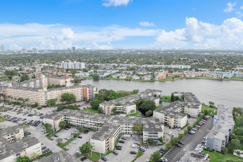 Copropriété à vendre à Miami, Floride: 2 chambres, 155.52 m2 № 1093327 - photo 7