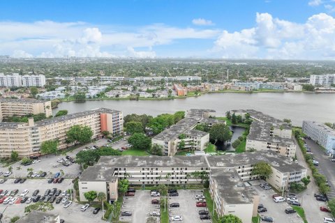 Copropriété à vendre à Miami, Floride: 2 chambres, 155.52 m2 № 1093327 - photo 9