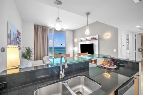 Condominio en venta en Sunny Isles Beach, Florida, 1 dormitorio, 63.92 m2 № 1220958 - foto 17