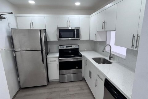 Condo in North Miami, Florida, 2 bedrooms  № 1384603 - photo 1