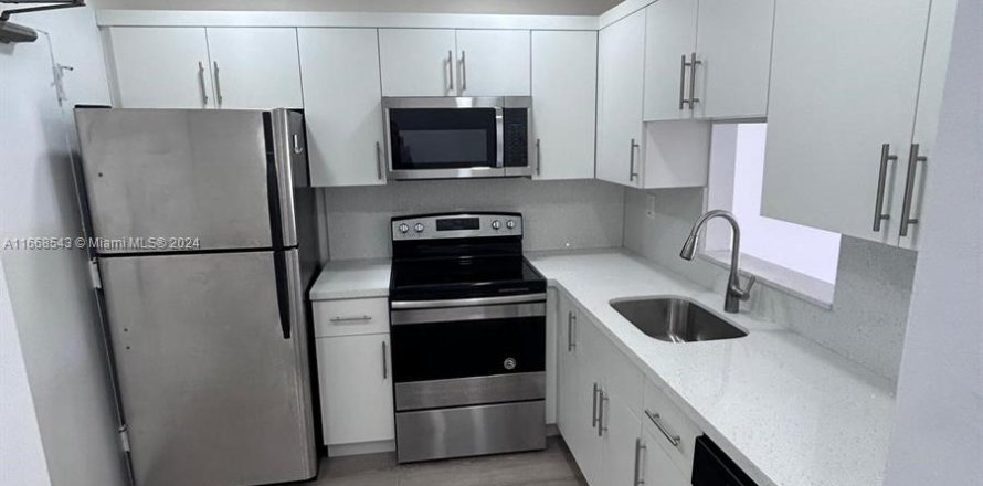 Condo in North Miami, Florida, 2 bedrooms  № 1384603