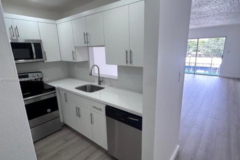 Condo in North Miami, Florida, 2 bedrooms  № 1384603 - photo 3