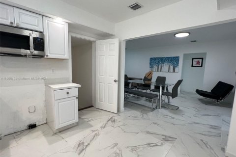 Casa en venta en Miami, Florida, 3 dormitorios, 141.3 m2 № 1384646 - foto 11