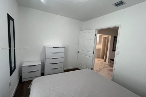 House in Miami, Florida 3 bedrooms, 141.3 sq.m. № 1384646 - photo 21