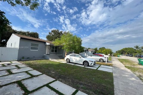 House in Miami, Florida 3 bedrooms, 141.3 sq.m. № 1384646 - photo 4