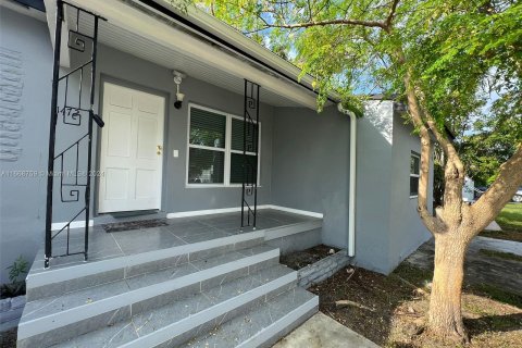 Casa en venta en Miami, Florida, 3 dormitorios, 141.3 m2 № 1384646 - foto 2