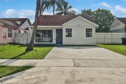 House in Miami Gardens, Florida 2 bedrooms, 97.55 sq.m. № 1328587 - photo 1