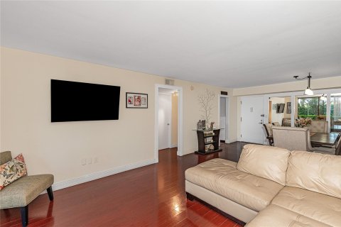 Condo in Pembroke Pines, Florida, 2 bedrooms  № 1045551 - photo 11