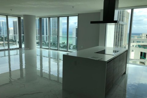 Condo in Sunny Isles Beach, Florida, 3 bedrooms  № 1398173 - photo 1