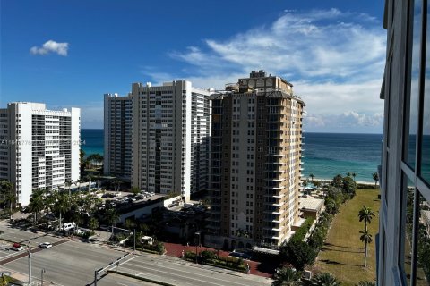 Condo in Hallandale Beach, Florida, 1 bedroom  № 1325538 - photo 24