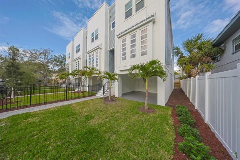 Townhouse in Tampa, Florida 3 bedrooms, 219.06 sq.m. № 1063523 - photo 4