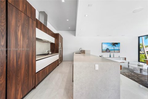 Casa en venta en Hallandale Beach, Florida, 6 dormitorios, 538.18 m2 № 1021532 - foto 18