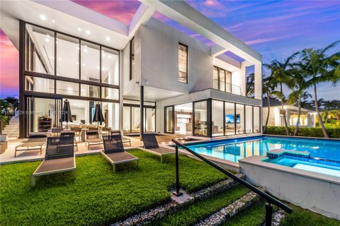Casa en venta en Hallandale Beach, Florida, 6 dormitorios, 538.18 m2 № 1021532 - foto 8