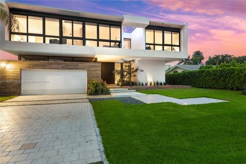 Villa ou maison à vendre à Hallandale Beach, Floride: 6 chambres, 538.18 m2 № 1021532 - photo 1