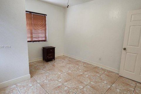 House in Opa-locka, Florida 2 bedrooms, 95.88 sq.m. № 1076164 - photo 13