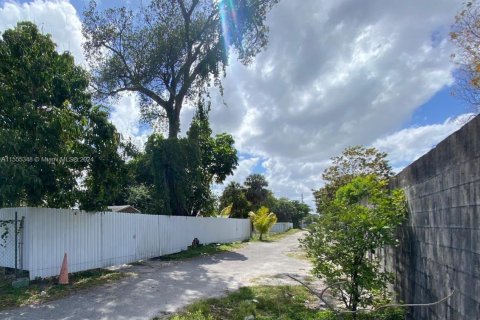 House in Opa-locka, Florida 2 bedrooms, 95.88 sq.m. № 1076164 - photo 22