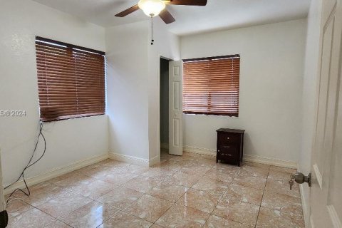 House in Opa-locka, Florida 2 bedrooms, 95.88 sq.m. № 1076164 - photo 14