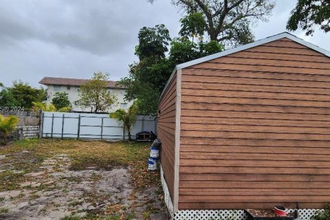 House in Opa-locka, Florida 2 bedrooms, 95.88 sq.m. № 1076164 - photo 20