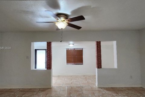 House in Opa-locka, Florida 2 bedrooms, 95.88 sq.m. № 1076164 - photo 3
