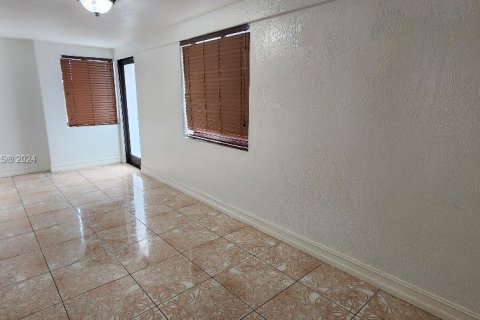 House in Opa-locka, Florida 2 bedrooms, 95.88 sq.m. № 1076164 - photo 2