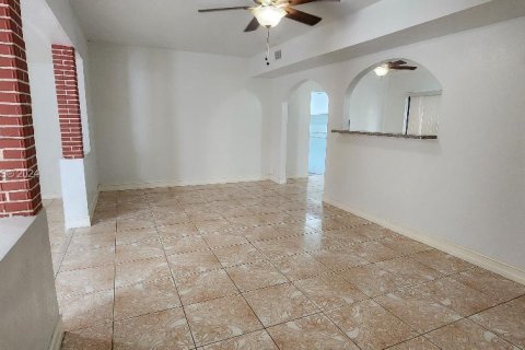 House in Opa-locka, Florida 2 bedrooms, 95.88 sq.m. № 1076164 - photo 4
