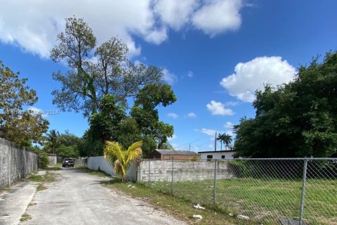 House in Opa-locka, Florida 2 bedrooms, 95.88 sq.m. № 1076164 - photo 21
