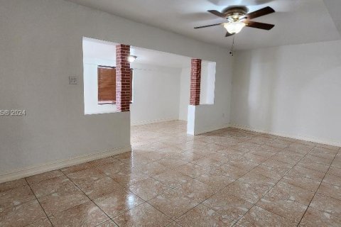 House in Opa-locka, Florida 2 bedrooms, 95.88 sq.m. № 1076164 - photo 6