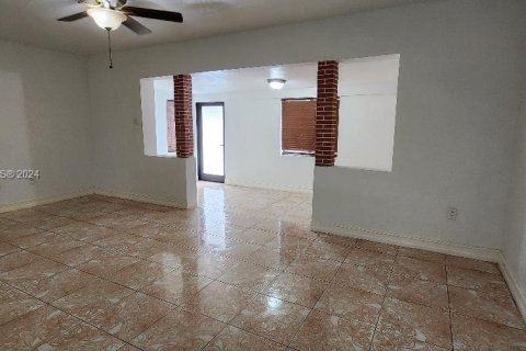 House in Opa-locka, Florida 2 bedrooms, 95.88 sq.m. № 1076164 - photo 5