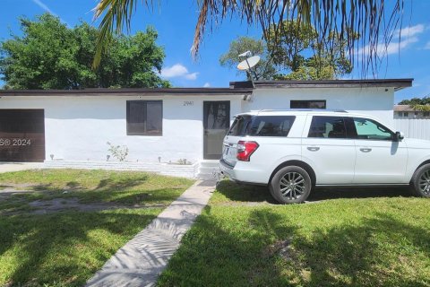 House in Opa-locka, Florida 2 bedrooms, 95.88 sq.m. № 1076164 - photo 1