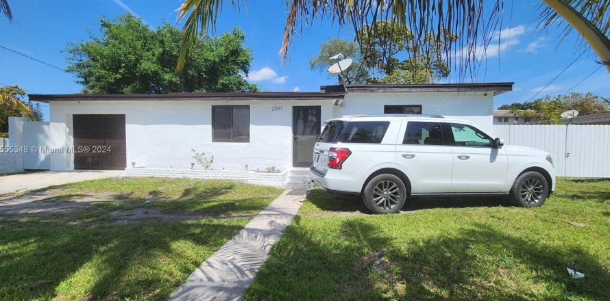 House in Opa-locka, Florida 2 bedrooms, 95.88 sq.m. № 1076164