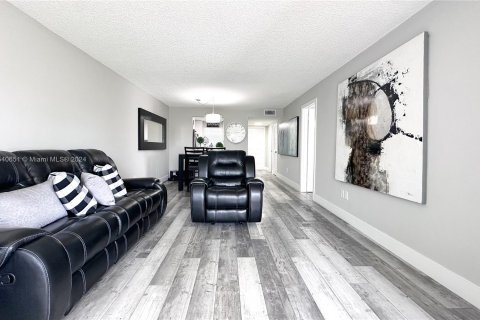 Condominio en venta en Sunrise, Florida, 1 dormitorio, 69.12 m2 № 1037527 - foto 13