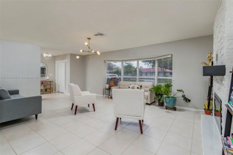 House in Coral Springs, Florida 4 bedrooms, 191.94 sq.m. № 1076530 - photo 6