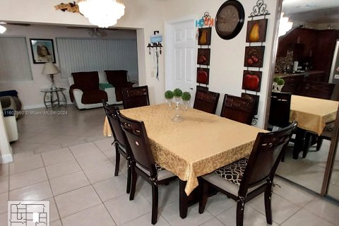 House in Palm Springs, Florida 3 bedrooms, 166.3 sq.m. № 1225000 - photo 18